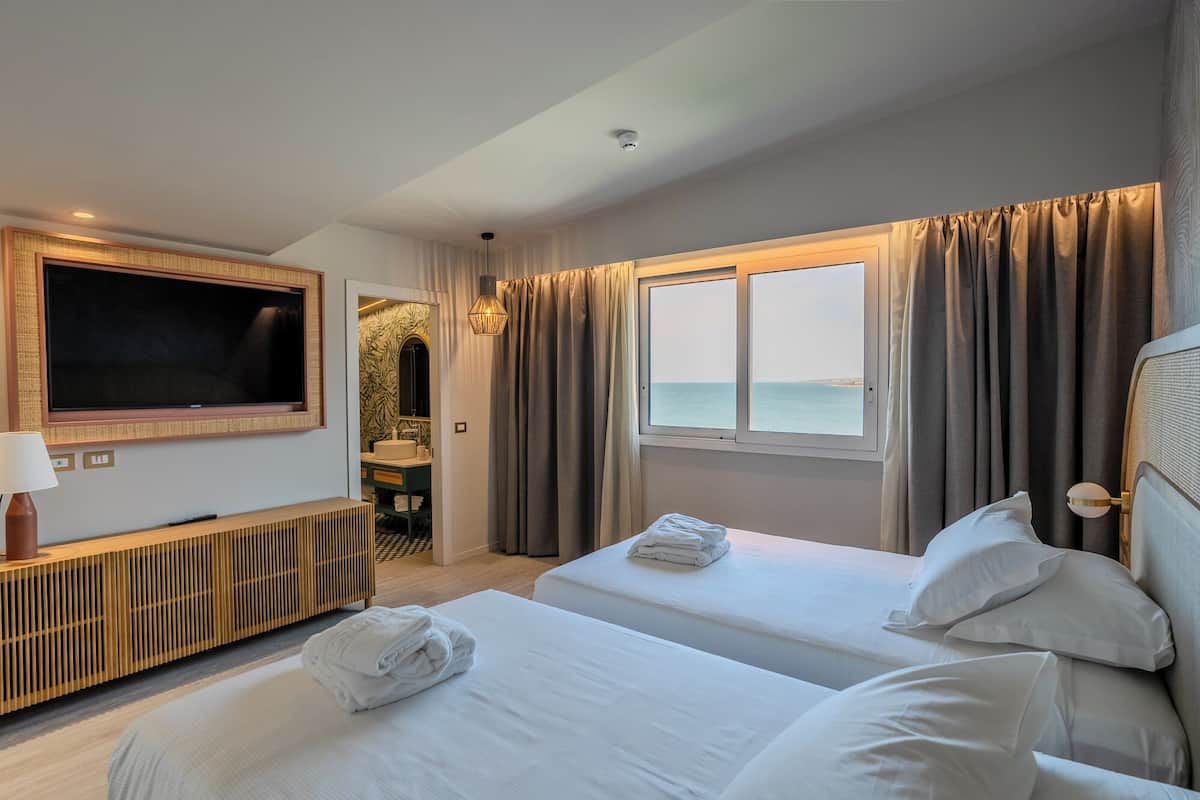 Suite, 1 King Bed, Accessible | Minibar, in-room safe, desk, laptop workspace
