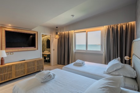 Suite, 1 King Bed, Accessible | Minibar, in-room safe, desk, laptop workspace