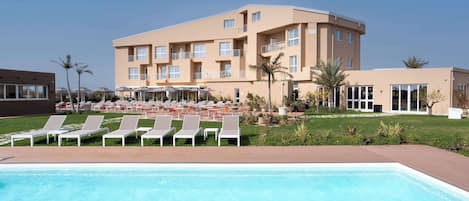 Innenpool, Außenpool (je nach Saison geöffnet), Sonnenschirme