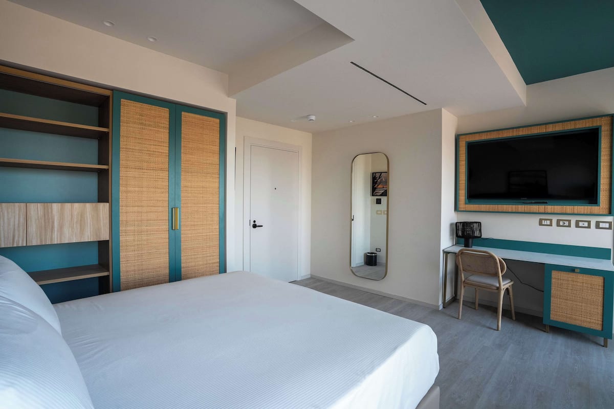 Superior Room, 1 King Bed | Minibar, in-room safe, desk, laptop workspace