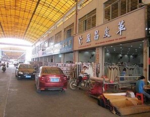 Un mercado con varios puestos y una galería techada.