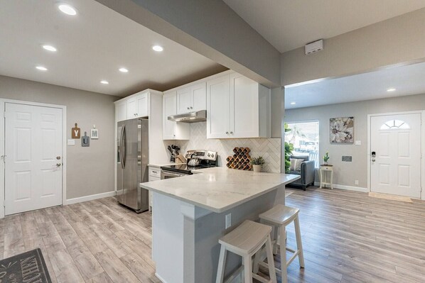 Kühlschrank, Mikrowelle, Ofen, Herdplatte