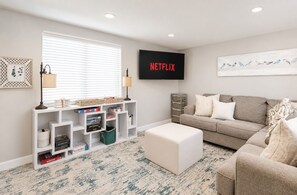 Smart-tv, eldstad och kontor