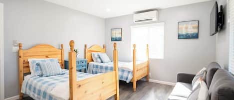 5 bedrooms, desk, iron/ironing board, travel cot