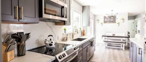Fridge, microwave, stovetop, dishwasher