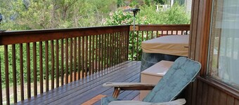 Cedar Post and Beam in the heart of Okanagan Wine Country. Pets OK.