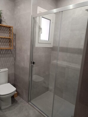 Serviettes fournies, savon, papier toilette