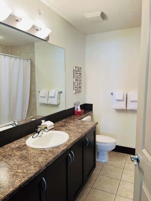 Shower, hair dryer, towels, shampoo - Near Tails and Downtown | BBQ & Heated Parking (Fernie)