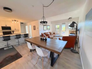 Dining - Mountain-View Condo: Trails, Gym & BBQ Patio (Fernie)