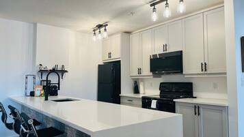 Kühlschrank, Mikrowelle, Ofen, Herdplatte