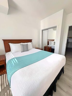 3 bedrooms, desk, iron/ironing board, free WiFi - Mountain-View Condo: Trails, Gym & BBQ Patio (Fernie)