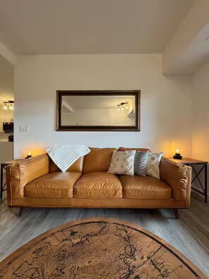 电视、壁炉、书