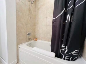 Shower, hair dryer, towels, shampoo - Mountain-View Condo: Trails, Gym & BBQ Patio (Fernie)