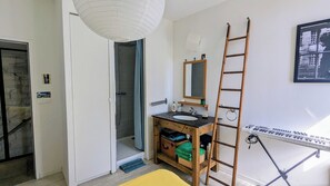 Douche, sèche-cheveux, serviettes fournies, savon