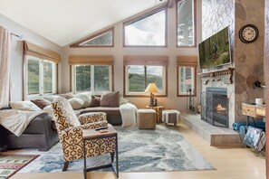 Una televisión, una chimenea