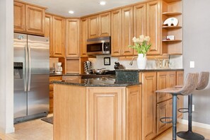 Geladeira, micro-ondas, fogão, cooktop