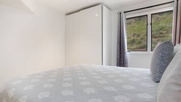 4 bedrooms, desk, iron/ironing board, WiFi