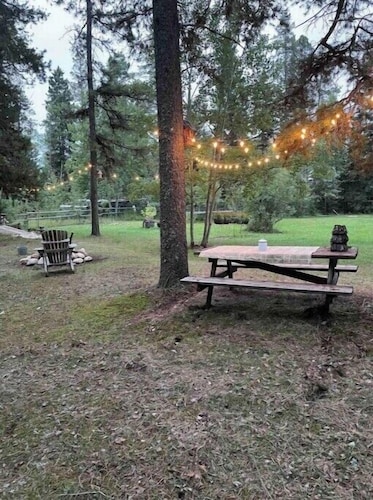 Cozy country log cabin Art/Spa Getaway