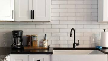 Kjøleskap, mikrobølgeovn, ovn og kokeplater