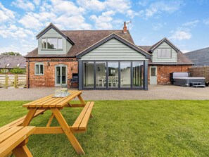 Outdoor dining - Orchard Barns - UK47200 (Stapleton)