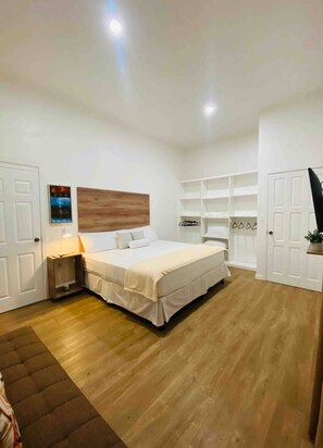 4 slaapkamers, een strijkplank/strijkijzer, gratis wifi, beddengoed