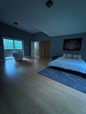 4 bedrooms, desk, iron/ironing board, travel cot