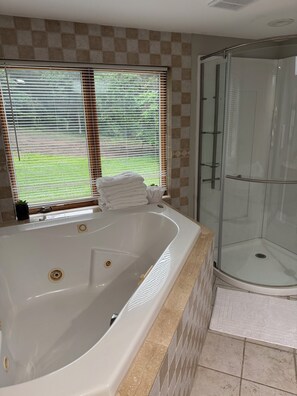 Dusche, Whirlpool, Haartrockner, Handtücher