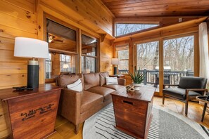 Smart TV, fireplace - Story Book Cabin with Mountain Views, Game Cave, Hot Tub and Close to Downtown (Blue Ridge)