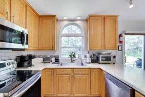 冷蔵庫、電子レンジ、オーブン、コンロ