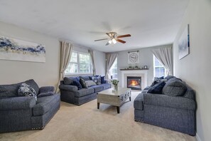 スマートテレビ、暖炉、卓球台