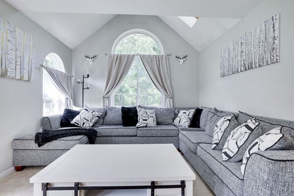 スマートテレビ、暖炉、卓球台