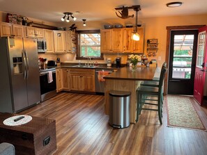 Kjøleskap, mikrobølgeovn, ovn og kokeplater