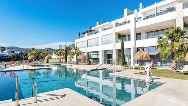 A modern hotel with a large pool, palm trees, and a clear blue sky. - Casa Hermano - Private Pool Penthouse (Marbella)