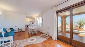 Apartamento, vista para o mar | Área de estar | TV 35 polegadas com canais digitais