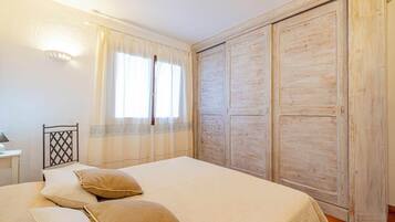 Apartamento, vista para o mar | 4 quartos, ferros/tábuas de passar roupa, Wi-Fi de cortesia