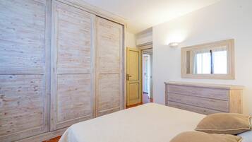 Apartamento, vista para o mar | 4 quartos, ferros/tábuas de passar roupa, Wi-Fi de cortesia