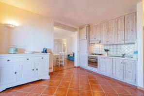 Appartement, vue mer | Cuisine privée | Réfrigérateur, four, plaque de cuisson, lave-vaisselle