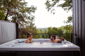 Outdoor spa tub - New! Luxury Meets Nature - TreeRise at BaseCamp (Perryville)