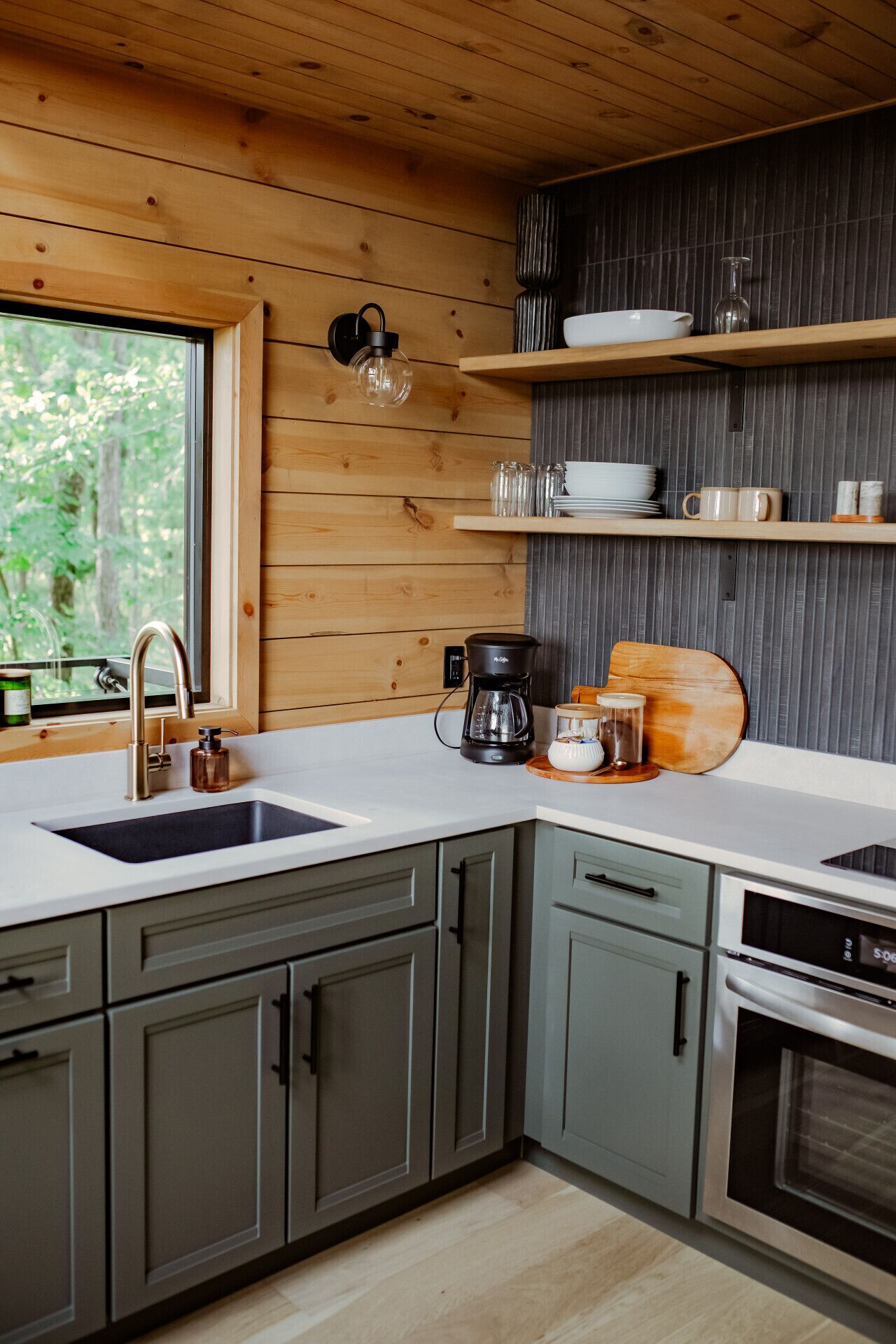 冷蔵庫、電子レンジ、オーブン、コンロ