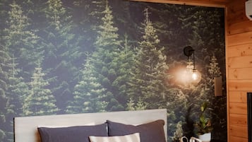 1 habitación, tabla de planchar con plancha y ropa de cama