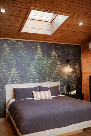 1 habitación, tabla de planchar con plancha y ropa de cama 