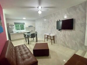 Apartamento clássico, 2 quartos, cozinha, na torre | Área de estar | Smart TV