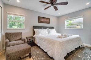 3 bedrooms, desk, iron/ironing board, free WiFi