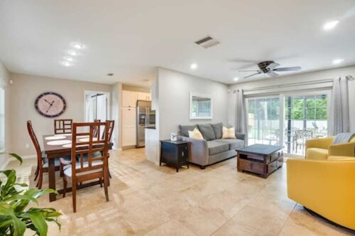 Remodeled Home in the Orlando area w/ Fire Pit! Close to Universal and Disney!