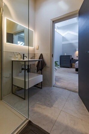 Shower, hair dryer, towels