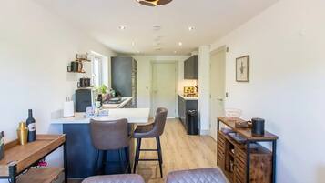 Een koelkast, een microgolfoven, een oven, een vaatwasser