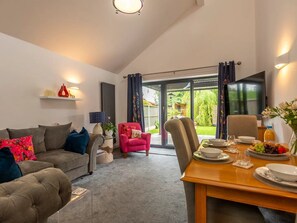 Smart TV - Modern and Stylish Bungalow - Pass the Keys (Stafford)