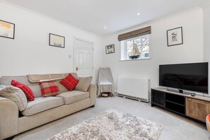 TV - 4, 35 Fossgate · Cosy Central 2-Bed Home Right in the Heart of York - Pass the Keys (York)