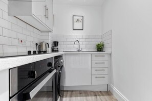 Fridge, microwave, oven, toaster - 4, 35 Fossgate · Cosy Central 2-Bed Home Right in the Heart of York - Pass the Keys (York)