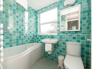 Douche, séchoir à cheveux, serviettes fournies